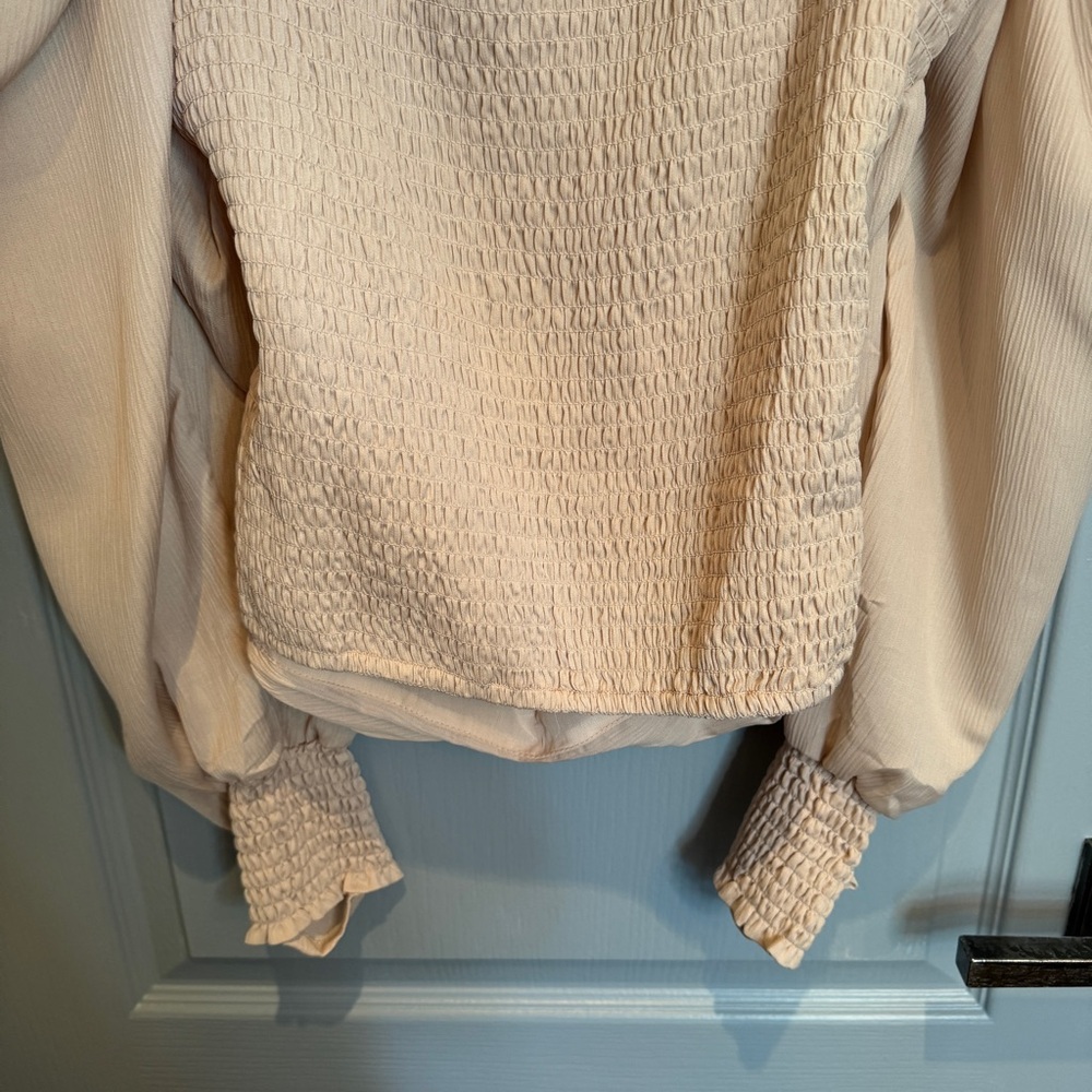 ASTR The Label Puff Sleeve Square Neck Top Sz M Blush Smocked Coquette Romantic - Picture 11 of 16
